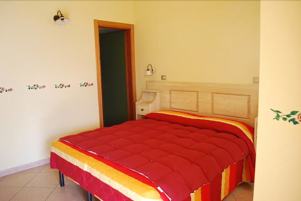 CLASSIC, DOUBLE BED, PARTIAL SEA VIEW