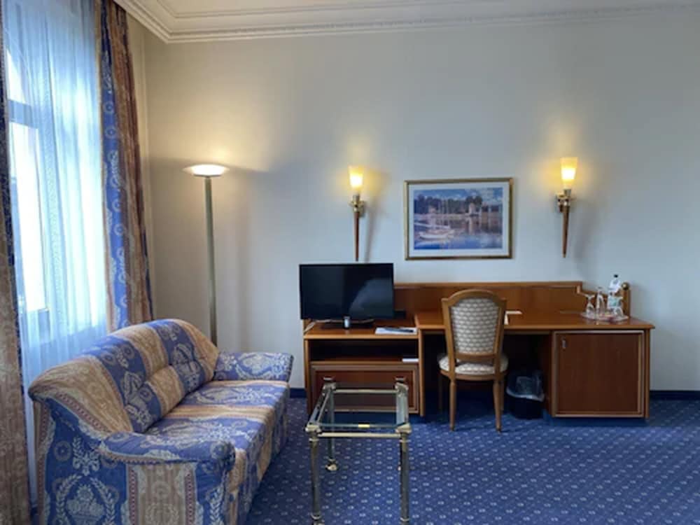 Bayerischer Hof Dresden 58/76