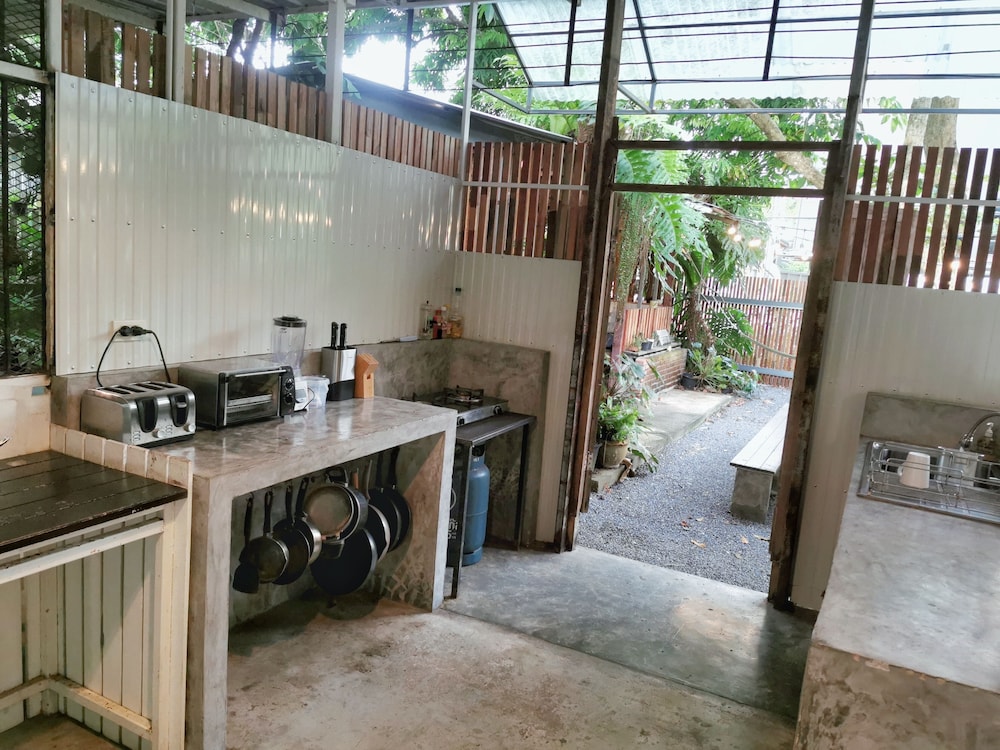 Glur Hostel 17/65