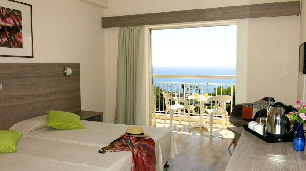 Marina Hotel 30/68