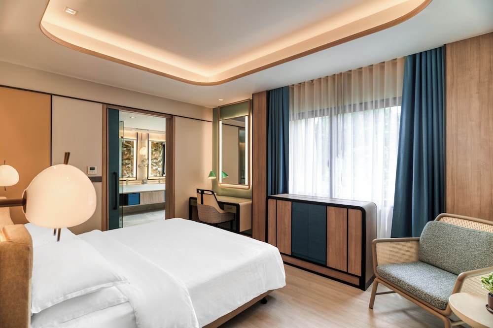 1 Bedroom, Club, Suite, King Bed, Plunge Pool