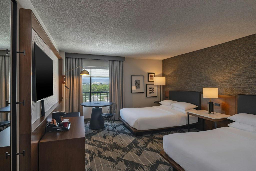 غرفة ديلوكس بسريرين كوين في طابق مرتفع، Sheraton Albuquerque Airport Hotel 2/4