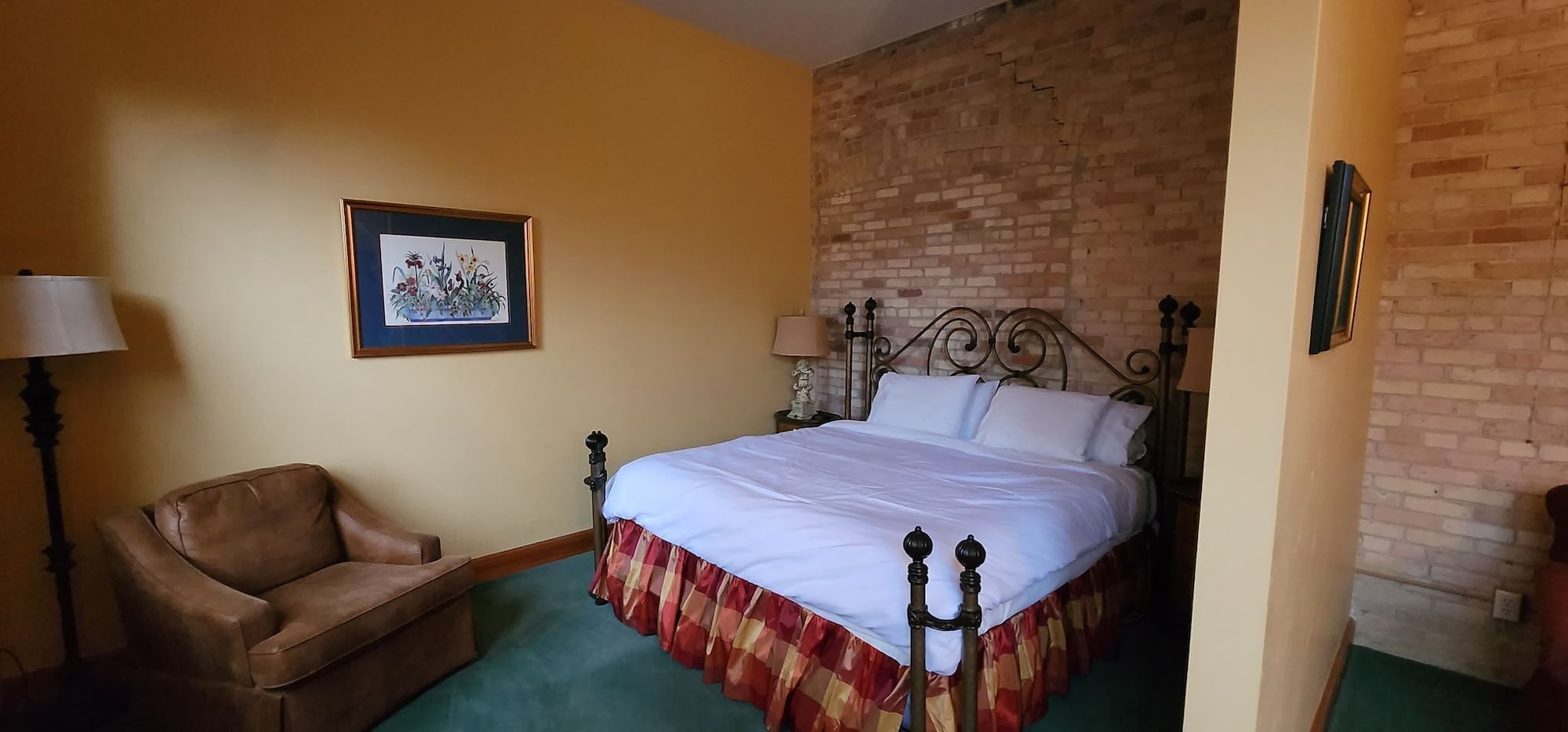 DELUXE, KING BED
