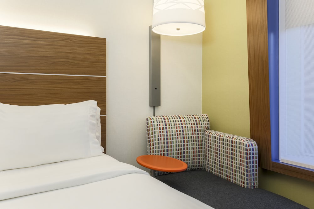 Holiday Inn Express Irondequoit 19/65