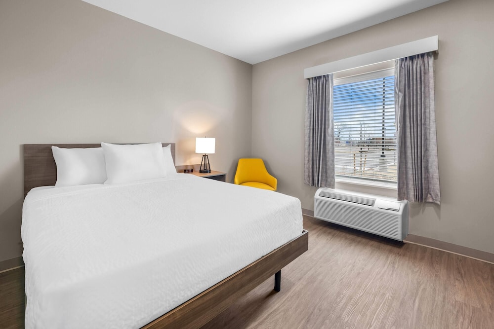 ECHO Suites Extended Stay by Wyndham Colorado Springs Airpt 19/55