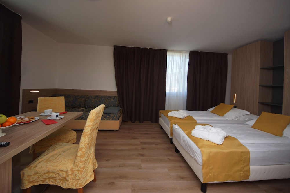 Hotel Ambassador Suite 31/73