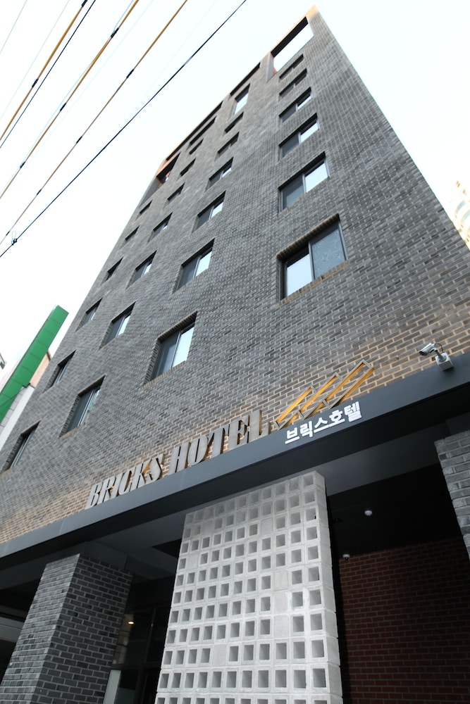 Bricks Hotel 3/38