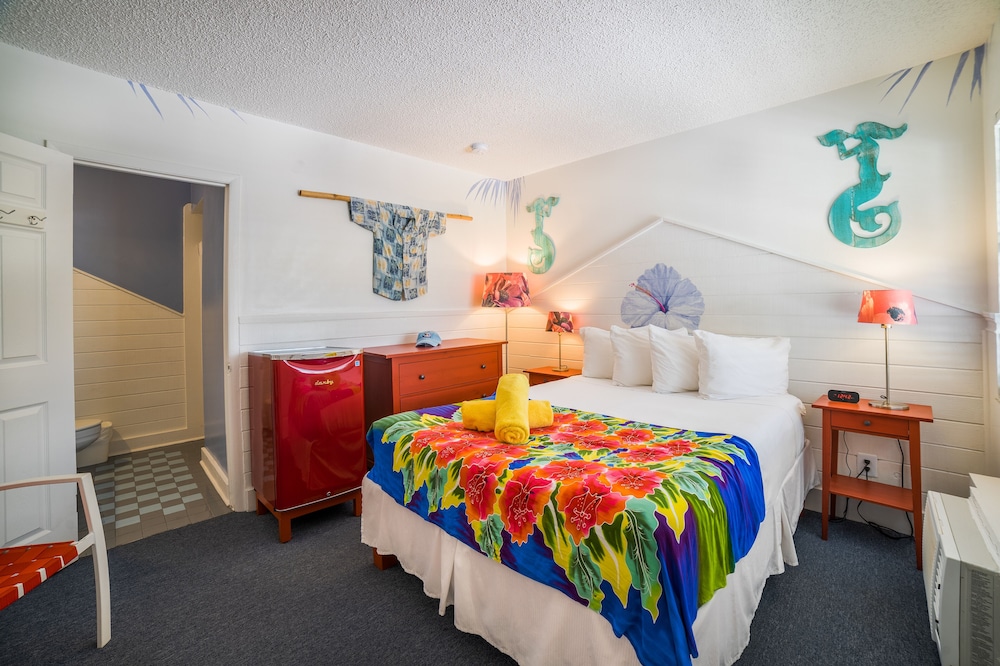 COURTYARD, QUEEN BED
