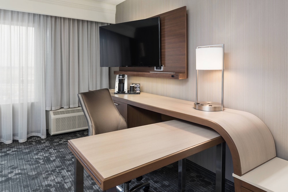 Courtyard By Marriott Toronto Vaughan 45/46