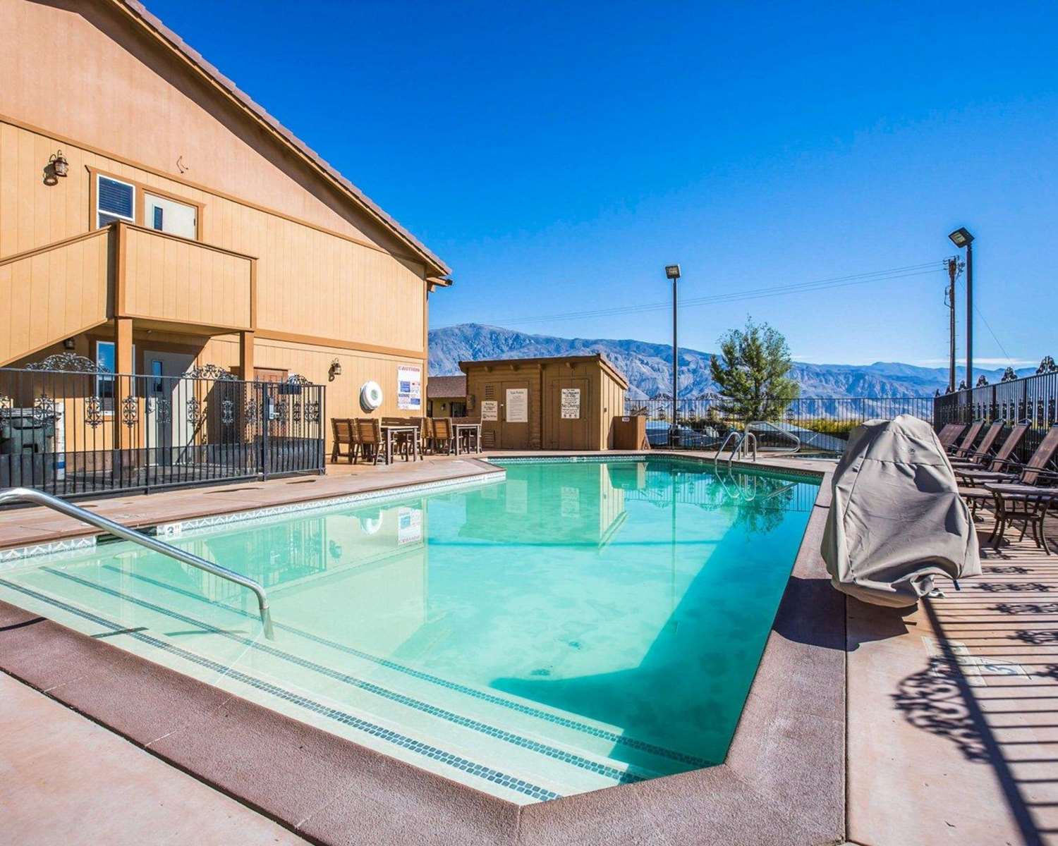 Quality Inn Lone Pine Near Mount Whitney 4/13