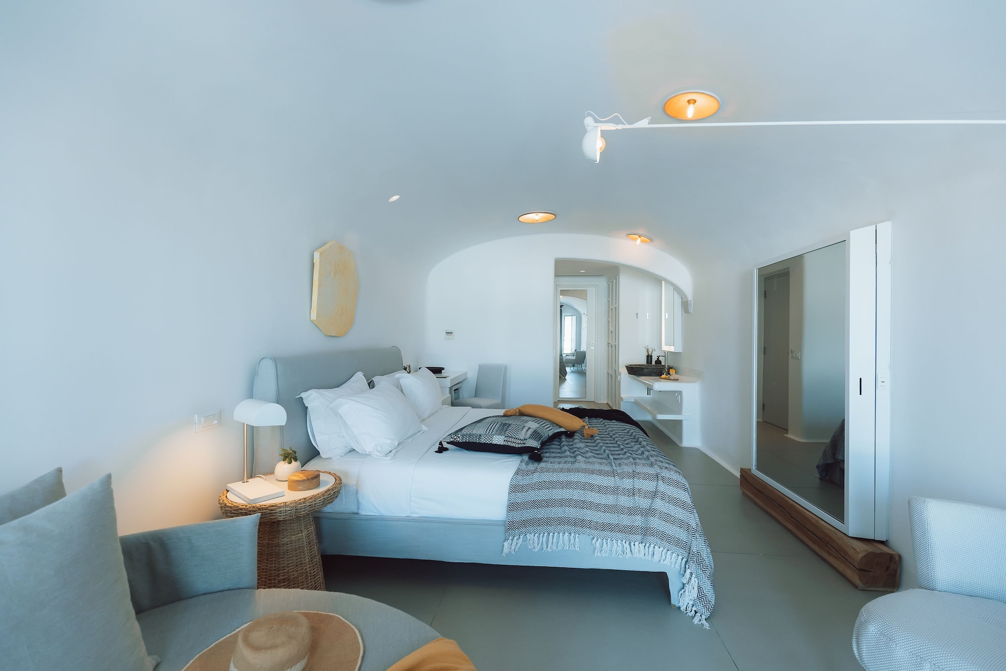 STANDARD, KING BED, PARTIAL SEA VIEW