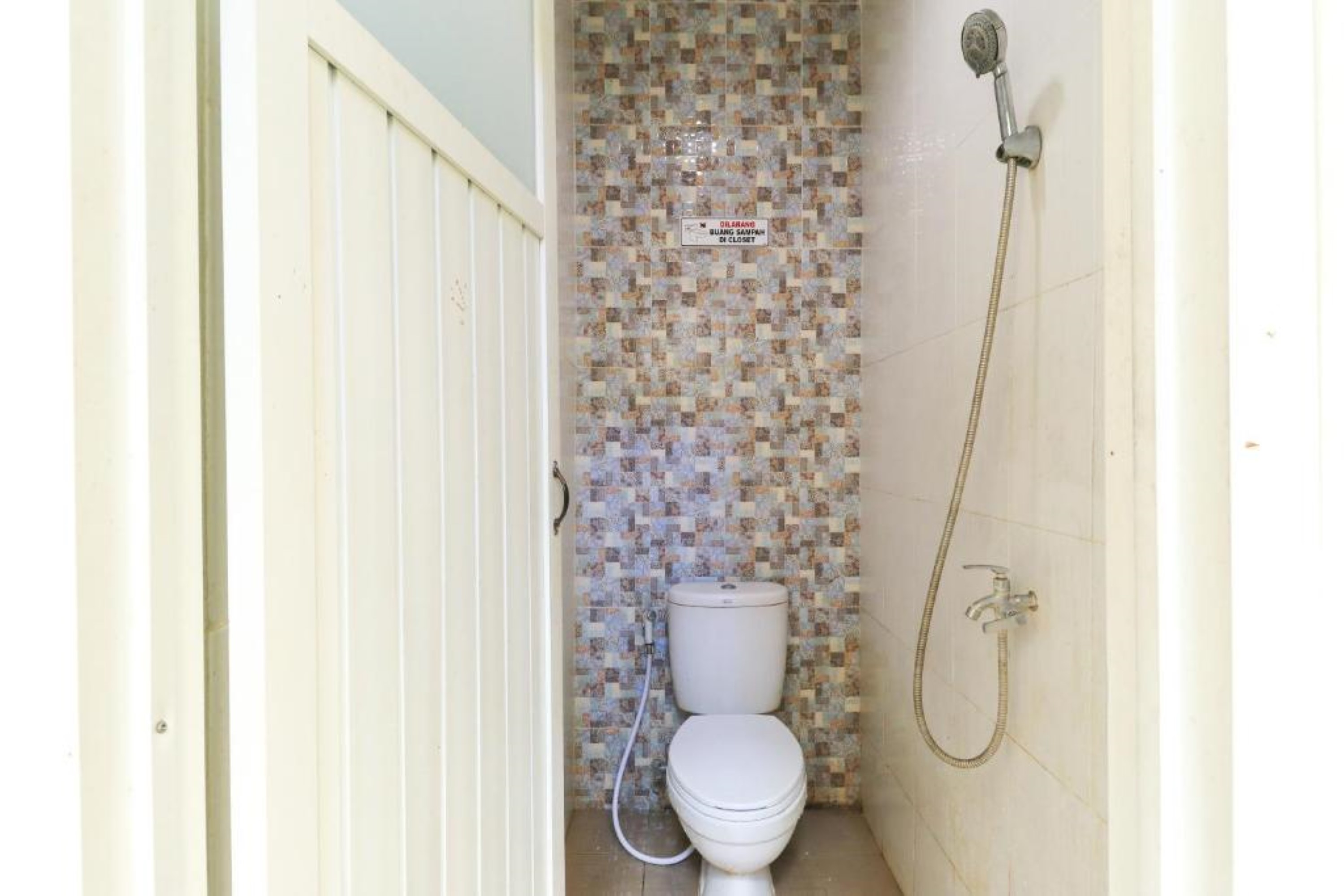 ROOM, SINGLE, SHARED BATHROOM