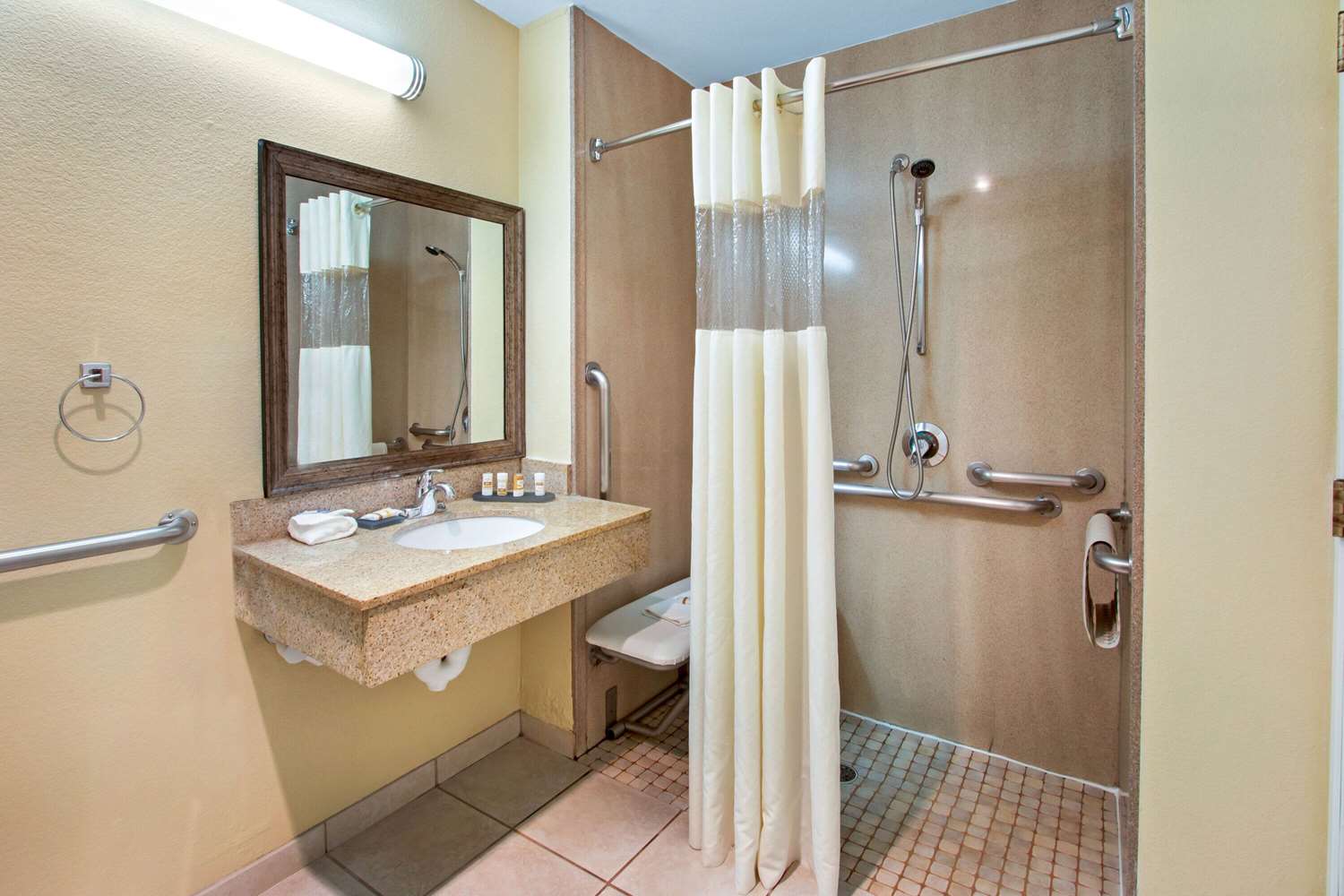 La Quinta Inn & Suites by Wyndham Albuquerque Midtown 54/57