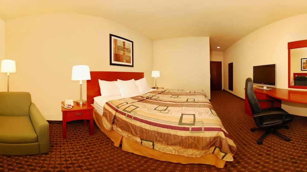 Sleep Inn & Suites Gonzales near Palmetto State Park 41/50