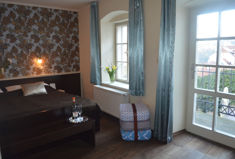 HOTEL PEREGRIN 11/72
