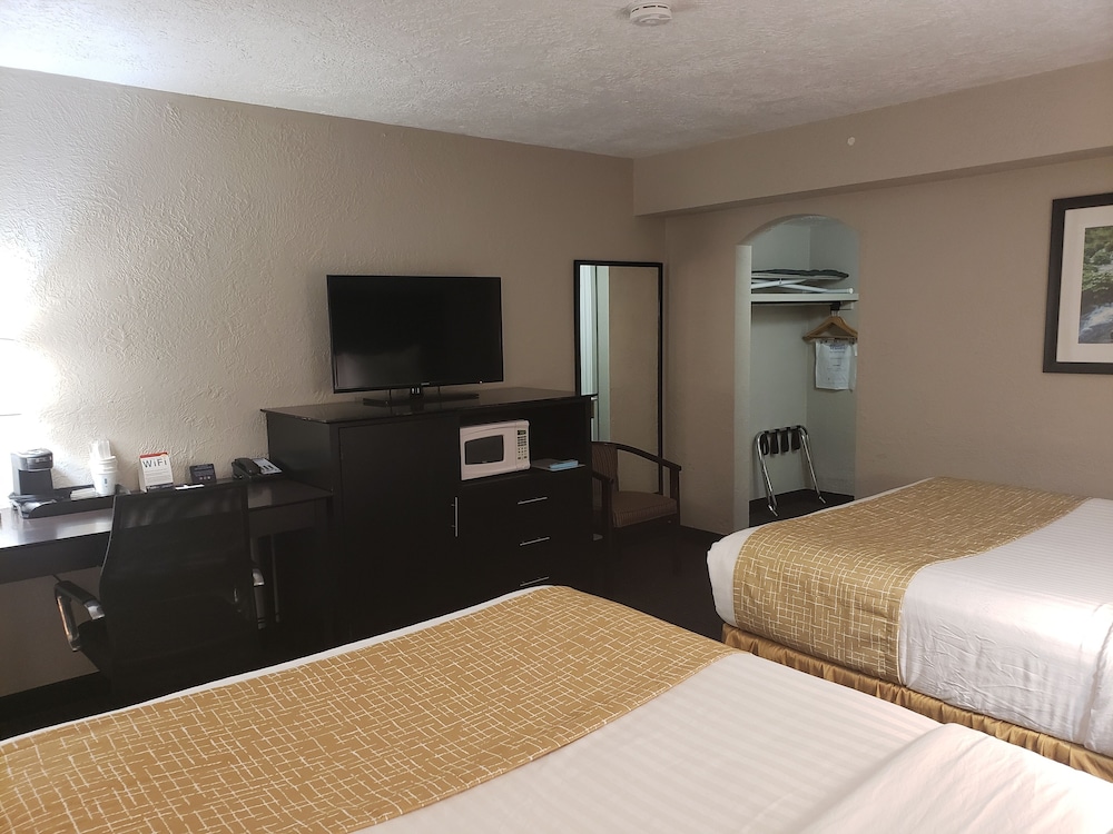 Travelodge by Wyndham Traverse City MI 17/27