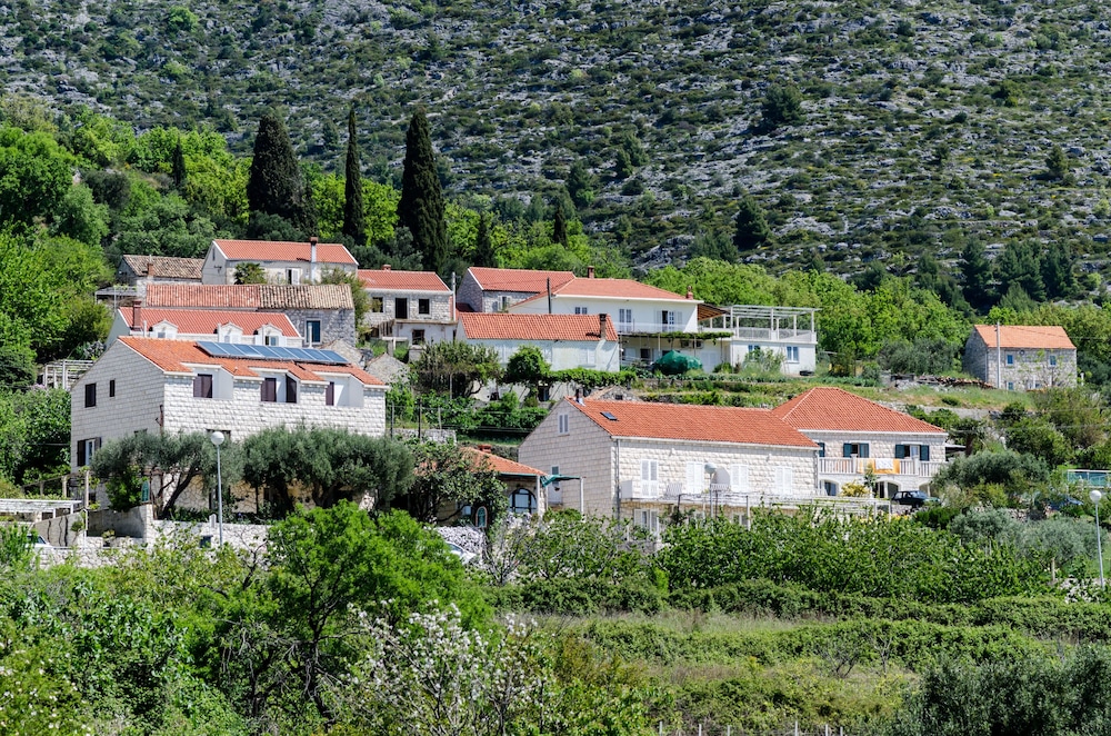 GUESTHOUSE MORETIC 28/40