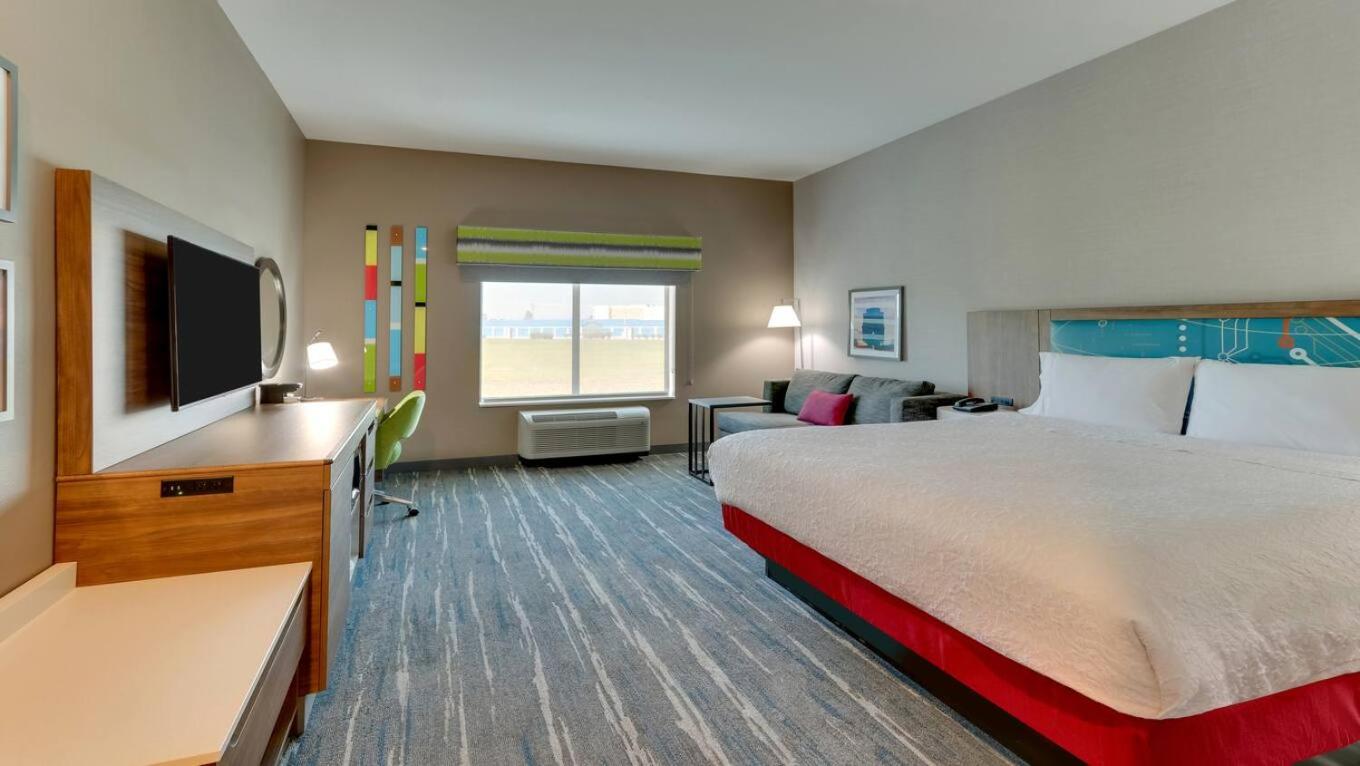 Suite, King Bed, Sofa, Accessible