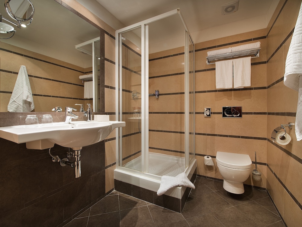 EA Hotel Downtown 36/40