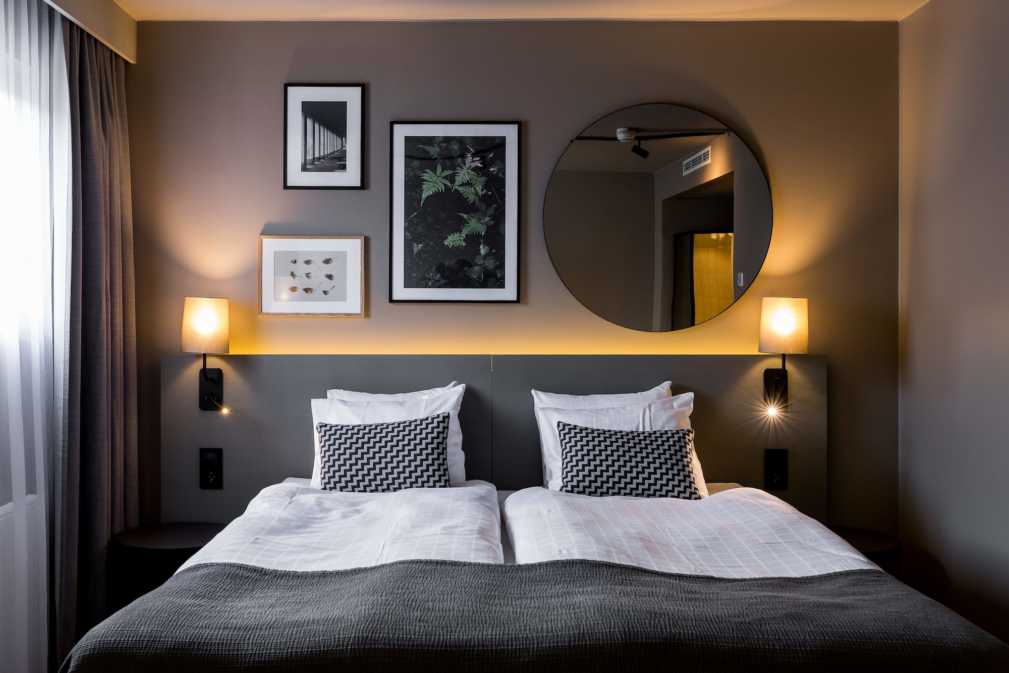 ROOM, TWIN BEDS