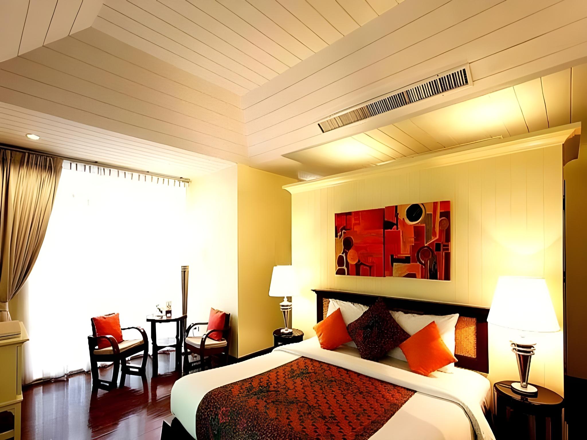 Courtyard, Family, King and Queen Bed