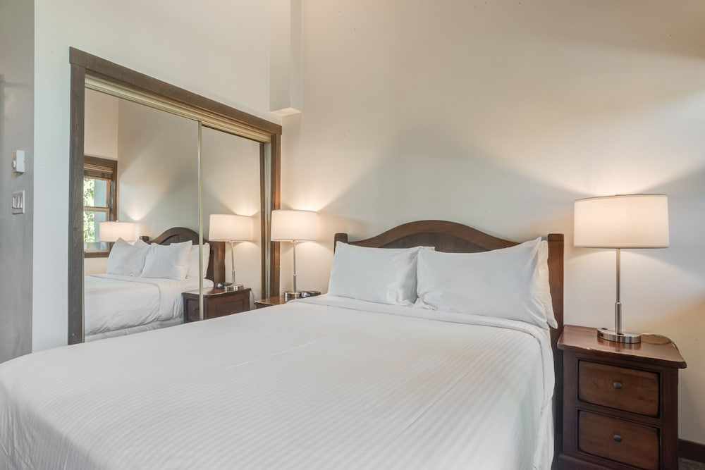 Blackcomb Springs Suites by CLIQUE 23/70