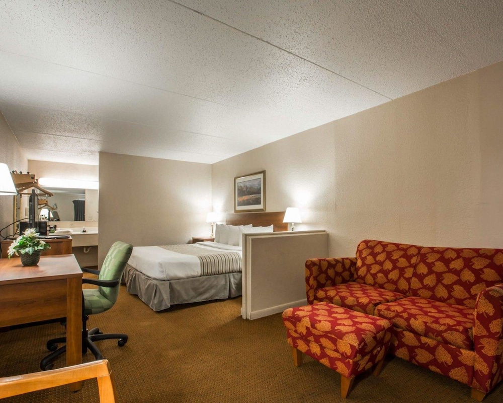 Econo Lodge Inn & Suites at Fort Moore 10/31