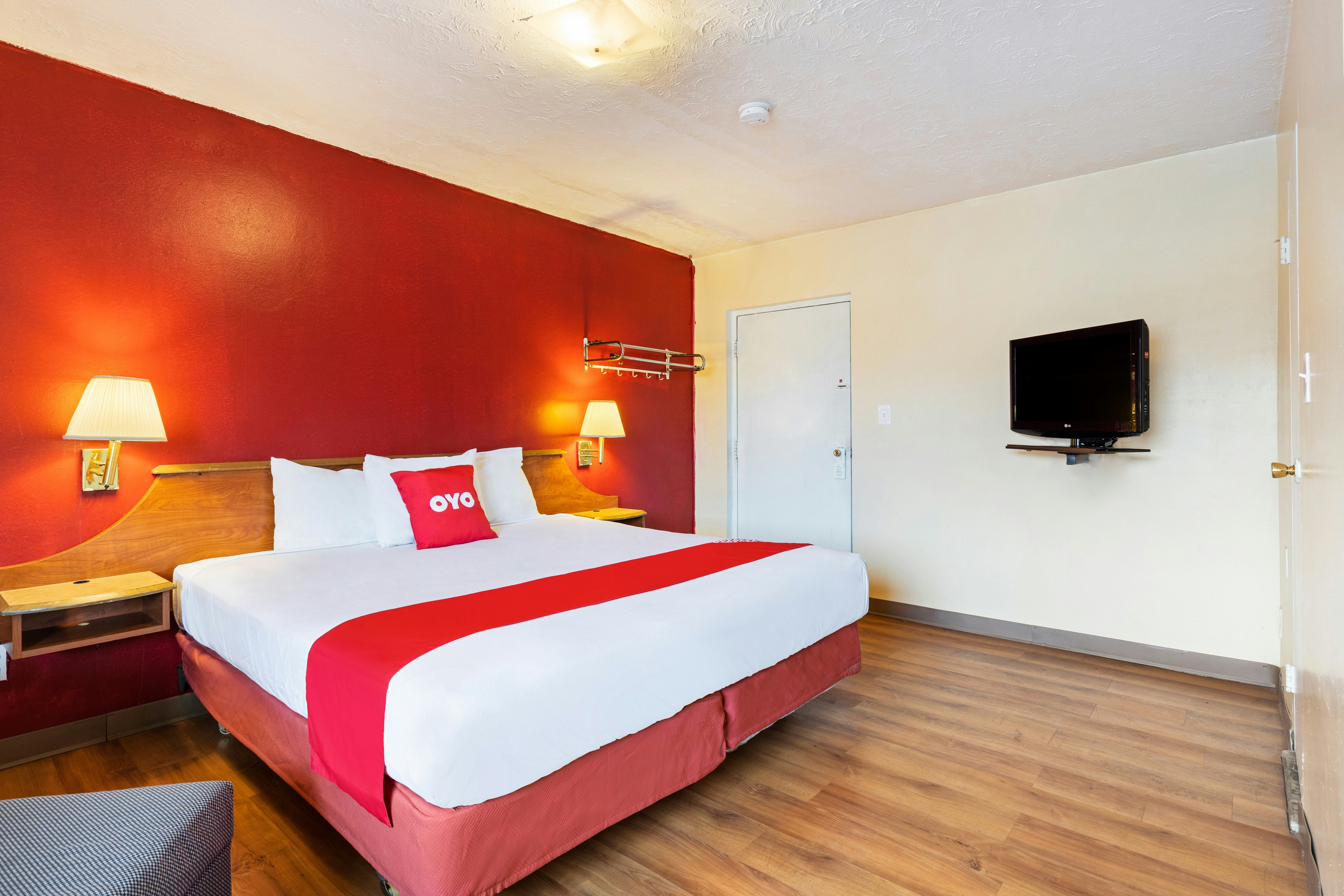 Room, King Bed, OYO Hotel North Lima OH - Boardman 2/5