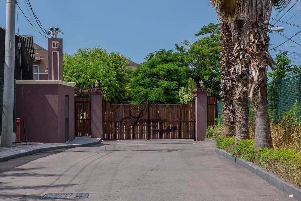 New Kingston Guest Apt At Sonoma Estate 16/26