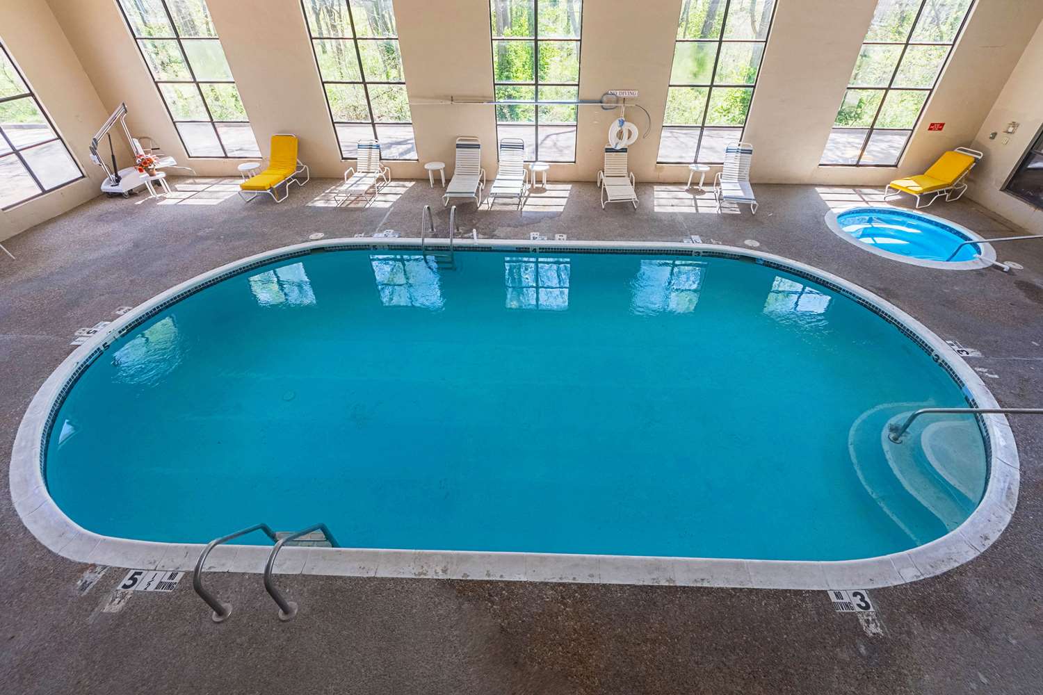 Eco Lodge Inn & Suites Bentonville near I 49 9/17