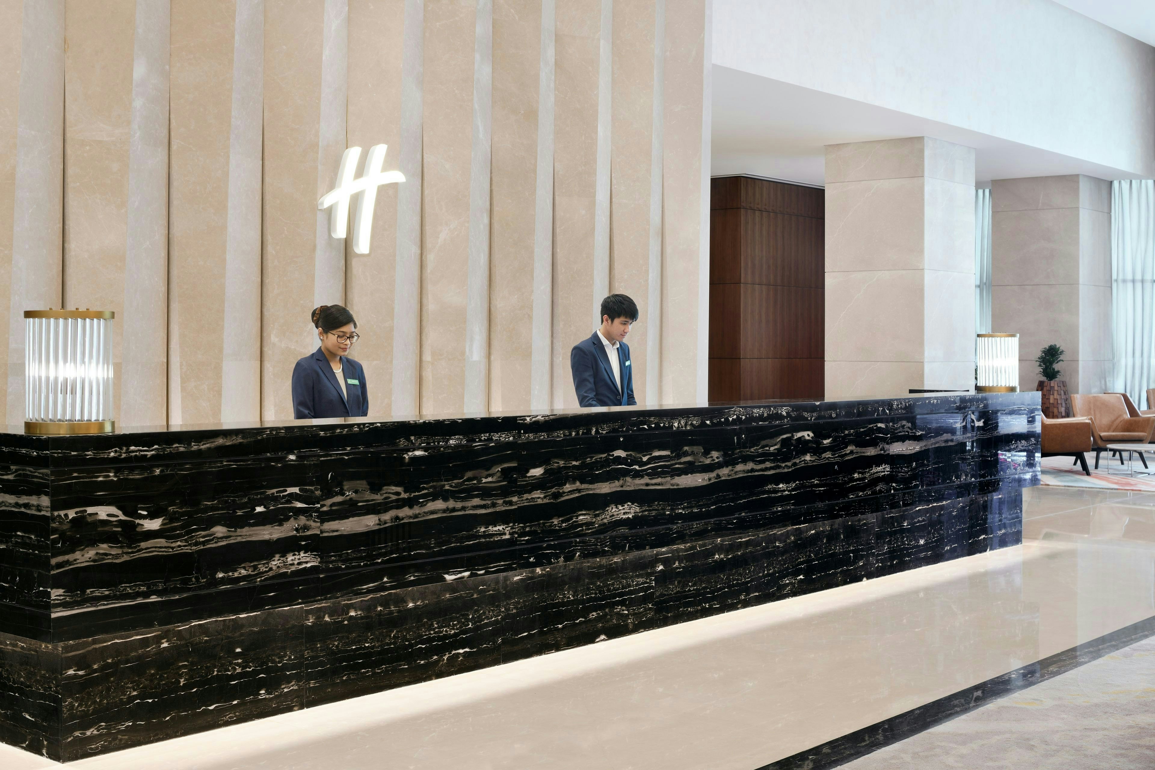 Holiday Inn Dubai Al Maktoum Airport 14/82
