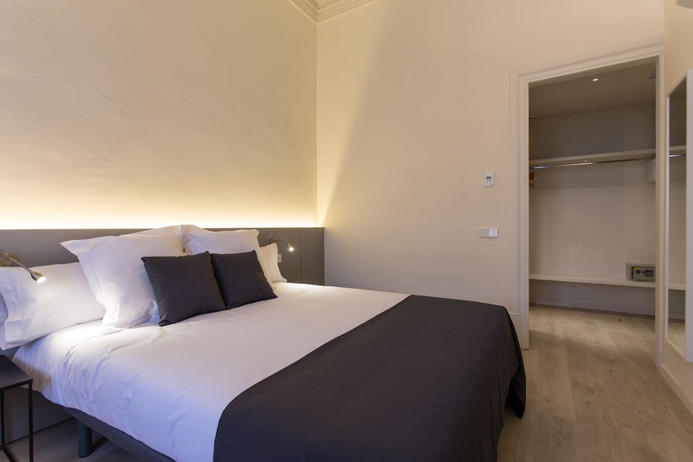 ROOM, DOUBLE BED