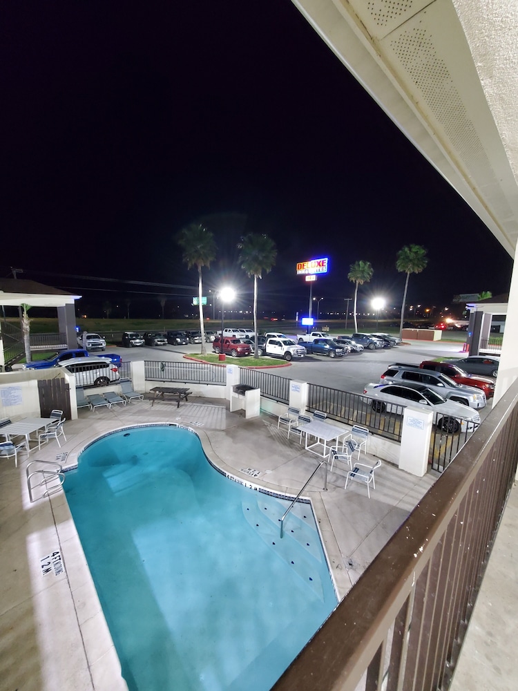 Deluxe Inn Suites 58/61
