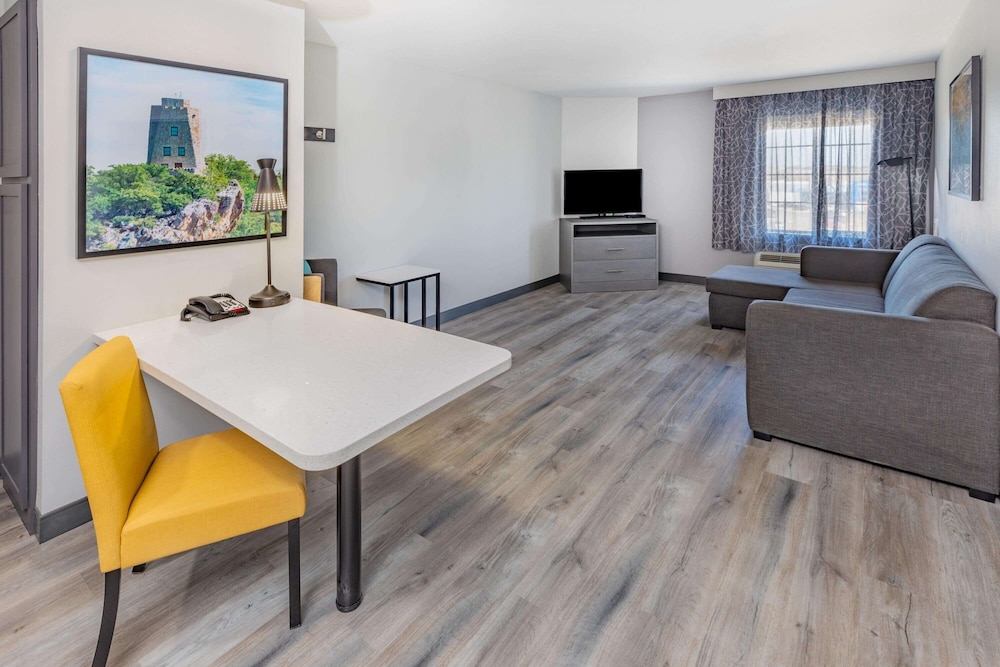 La Quinta Inn & Suites by Wyndham Ardmore 16/23
