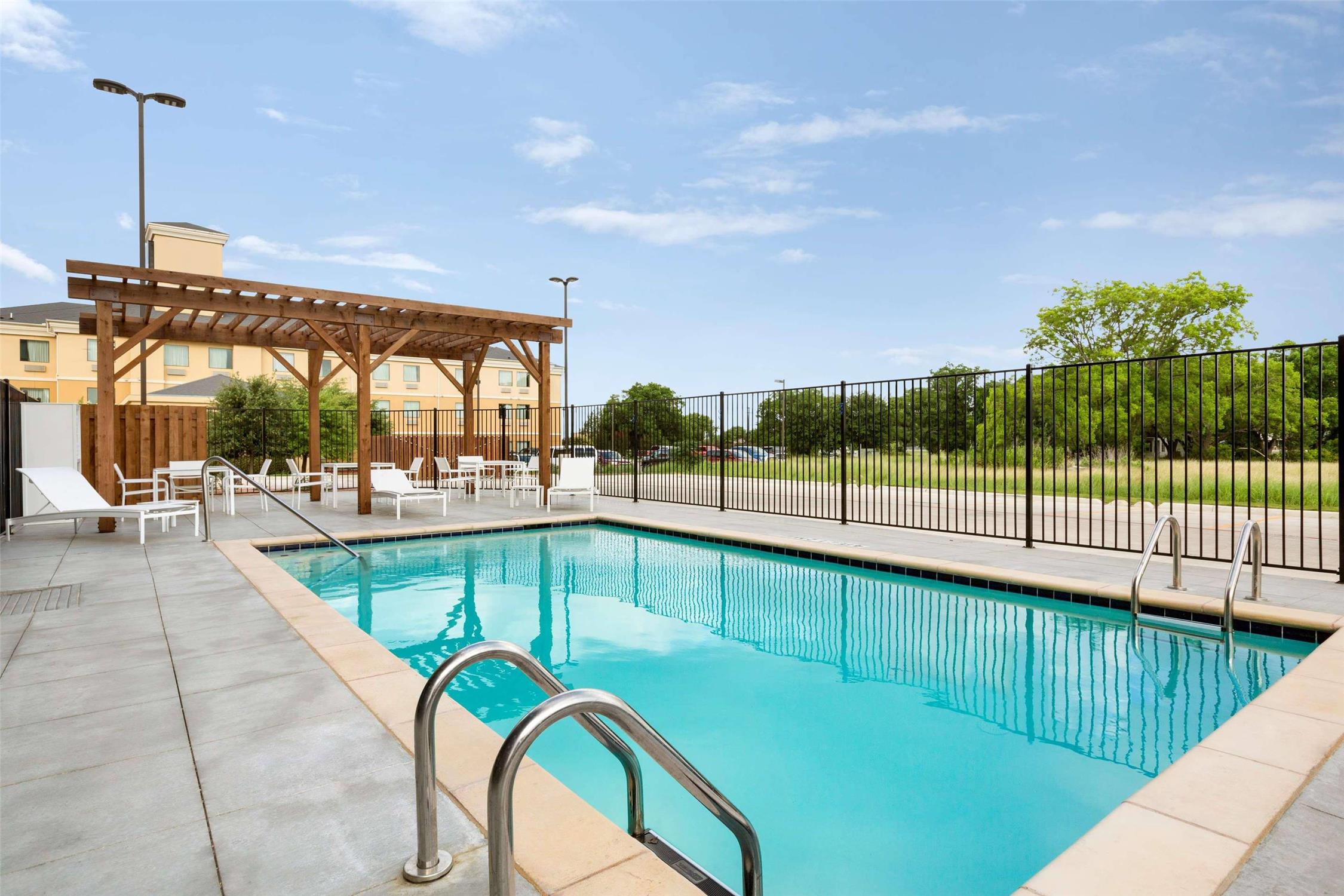 Country Inn & Suites by Radisson, New Braunfels, TX 13/27