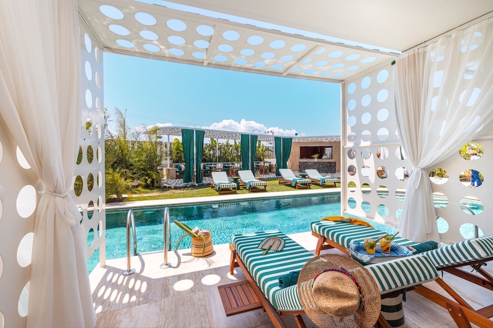 THE XON HOTEL 23/50