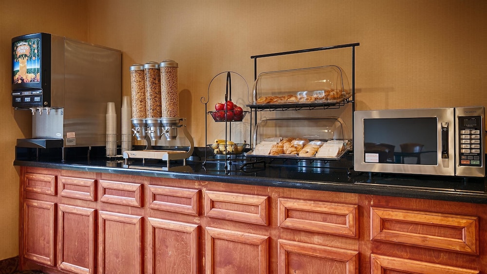 Best Western Cleveland Inn & Suites 14/17