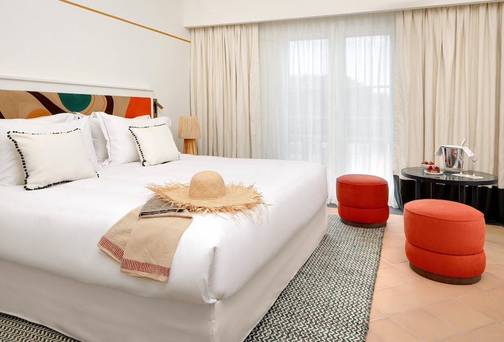 DELUXE, DOUBLE OR TWIN BED