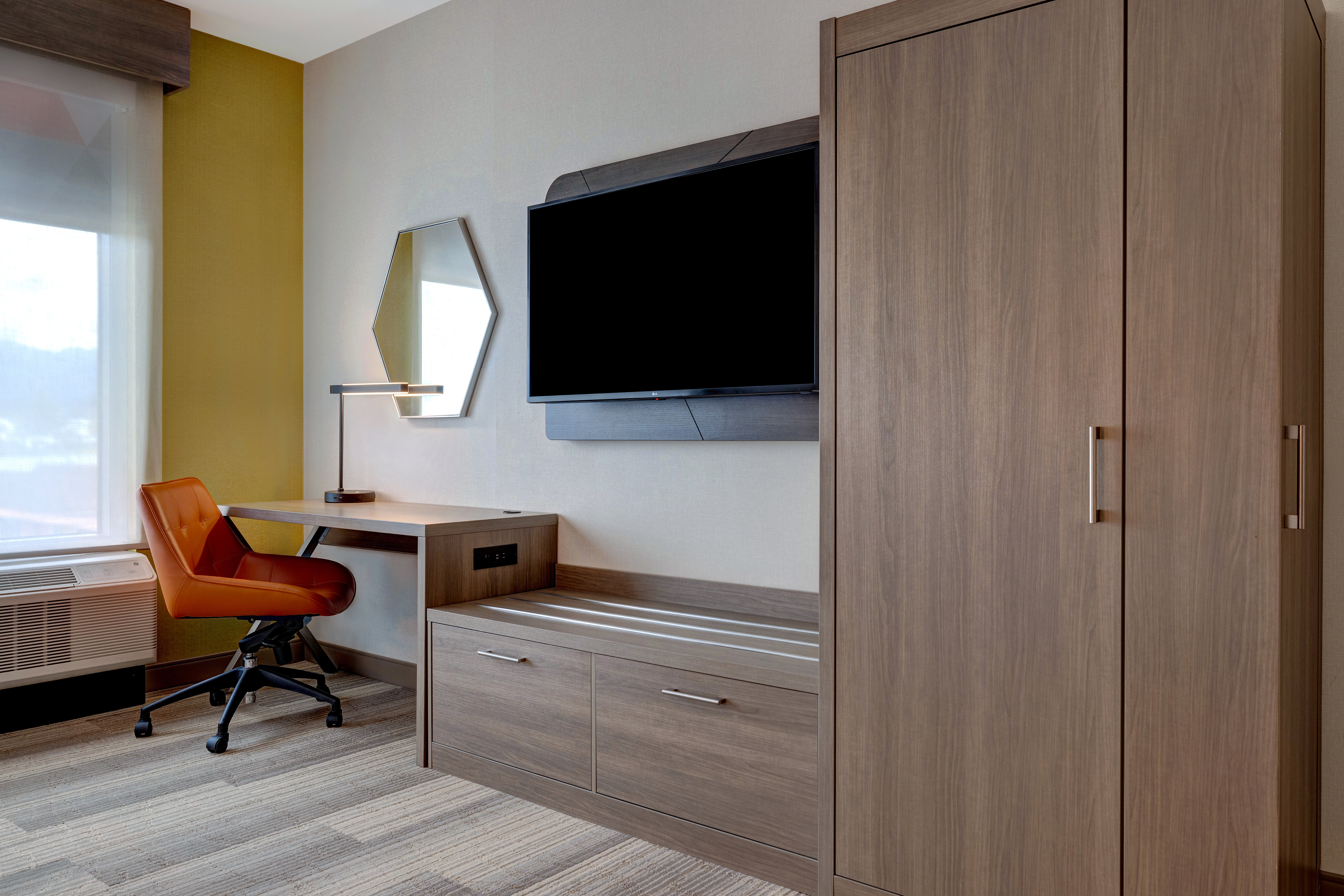 Holiday Inn Express and Suites Glendale Downtown 33/44