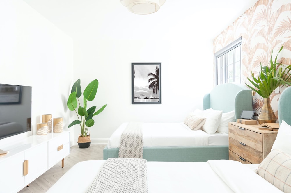 Luxuri Suites 33/50