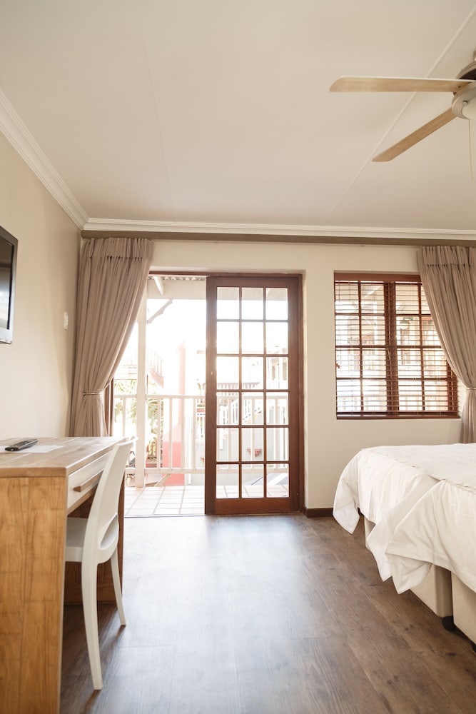 Loerie Guest Lodge 7/25