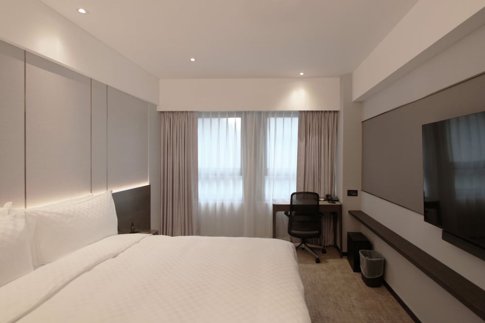 Superior, King Bed, Queen Bed
