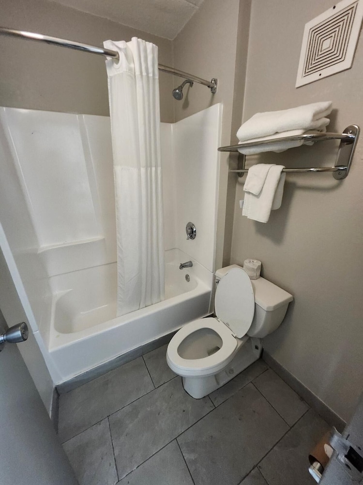 Days Inn by Wyndham Charleston WV 32/33