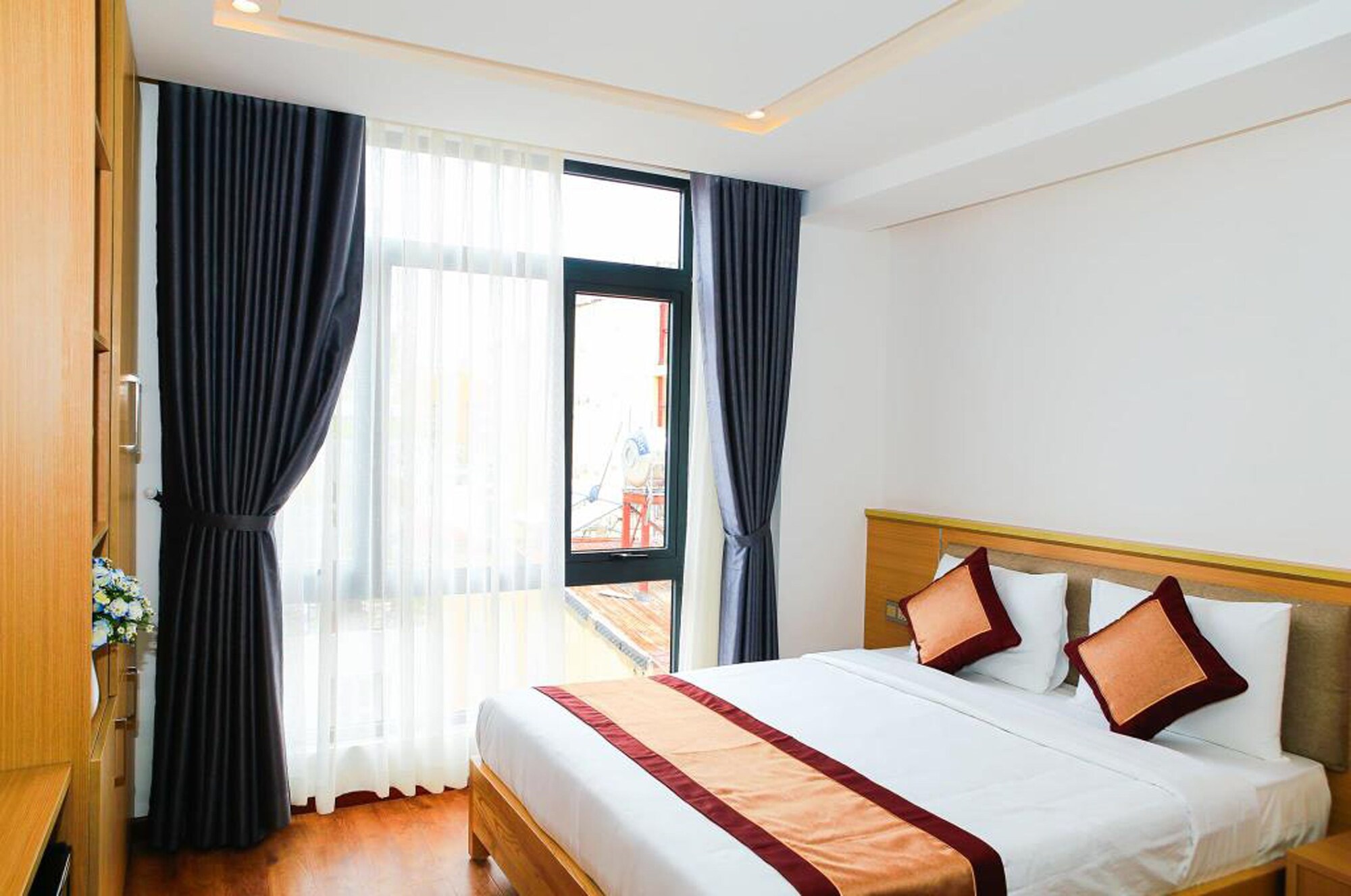 DELUXE, DOUBLE BED, STREET VIEW