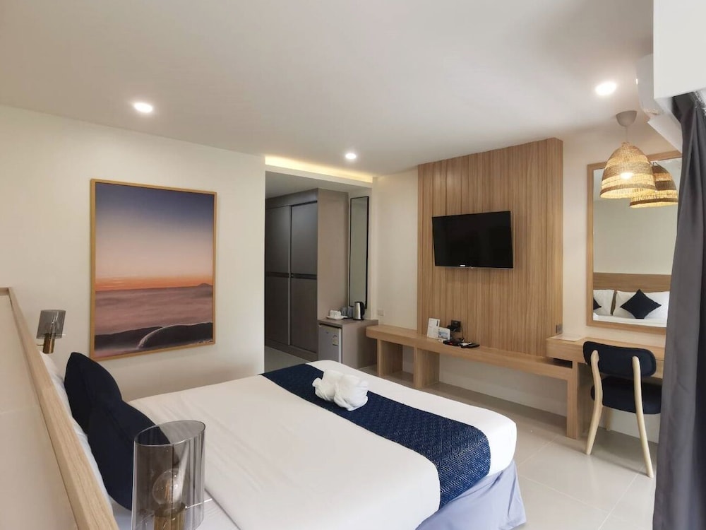 Nana Beach Hotel 18/80