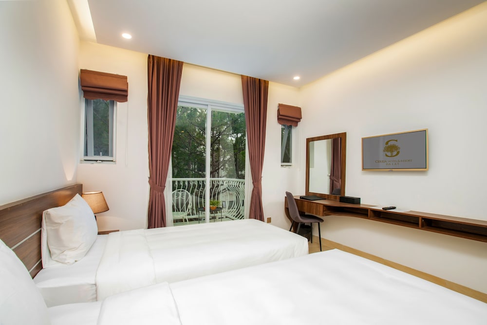 DELUXE, DOUBLE OR TWIN BED, LAKE VIEW