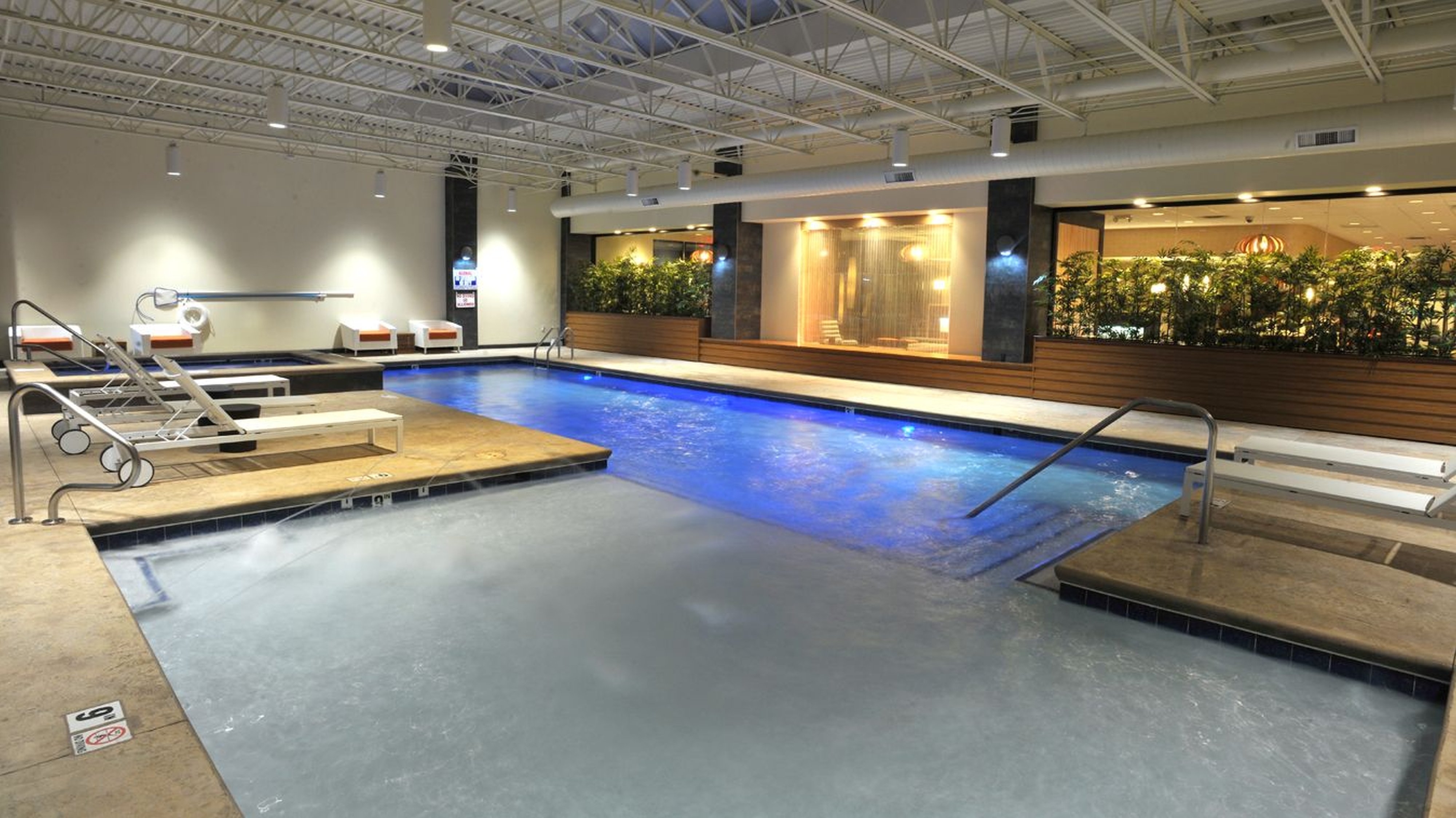 Holiday Inn & Suites Charleston West by IHG 8/32