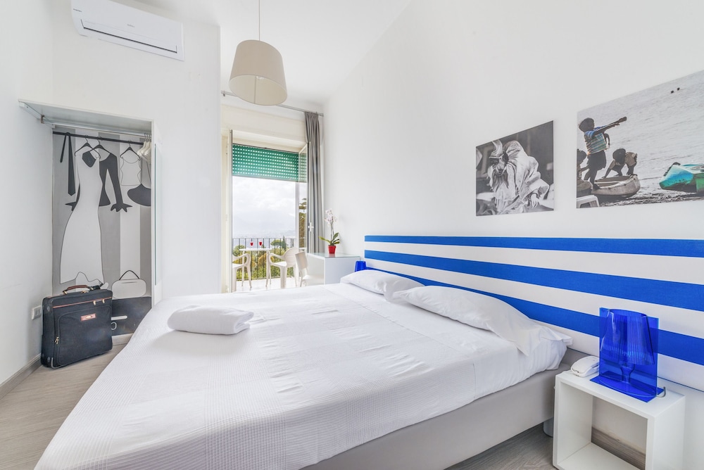 DELUXE, DOUBLE BED, SEA VIEW, BALCONY