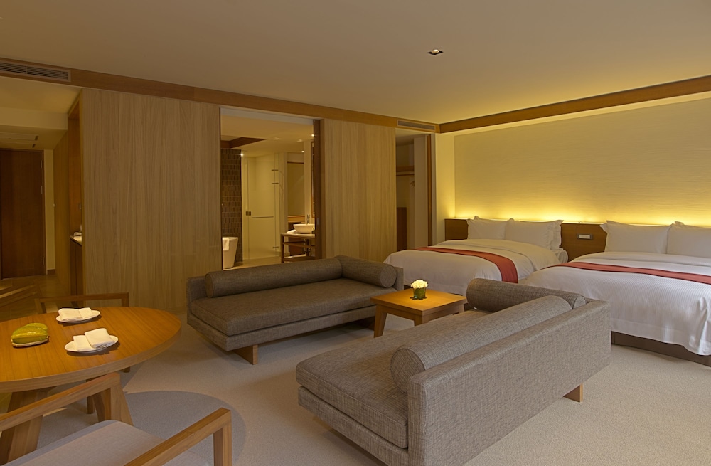 SUITE, TRIPLE, 2 QUEEN BEDS, GARDEN VIEW