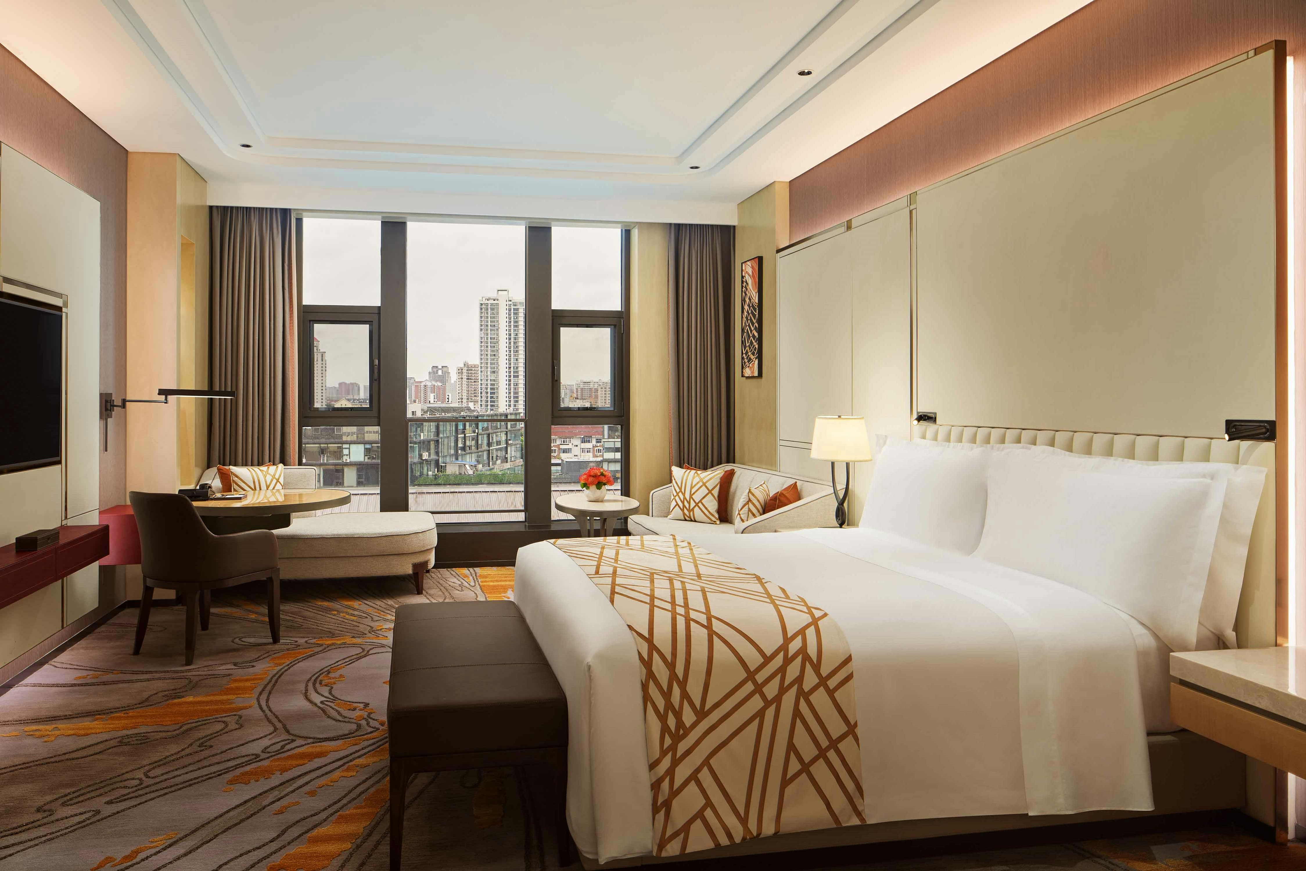 DELUXE, KING BED
